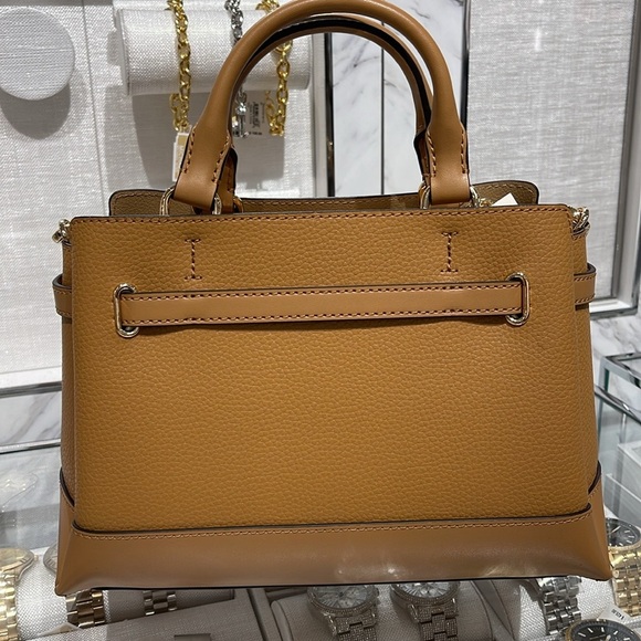 Michael Kors Reed Small Satchel Crossbody Center Zip Bag
Color: Deer
NWT - Picture 5 of 16